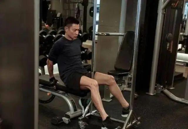 健身特别厉害的一个男明星_以健身出名的男星_好健身男明星