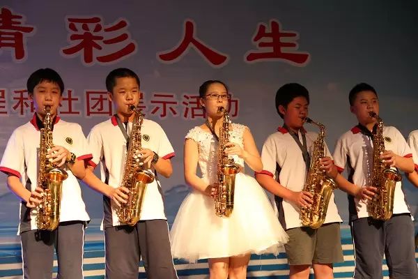 游泳金牌2021女_2015游泳冠军男女_游泳冠军女子